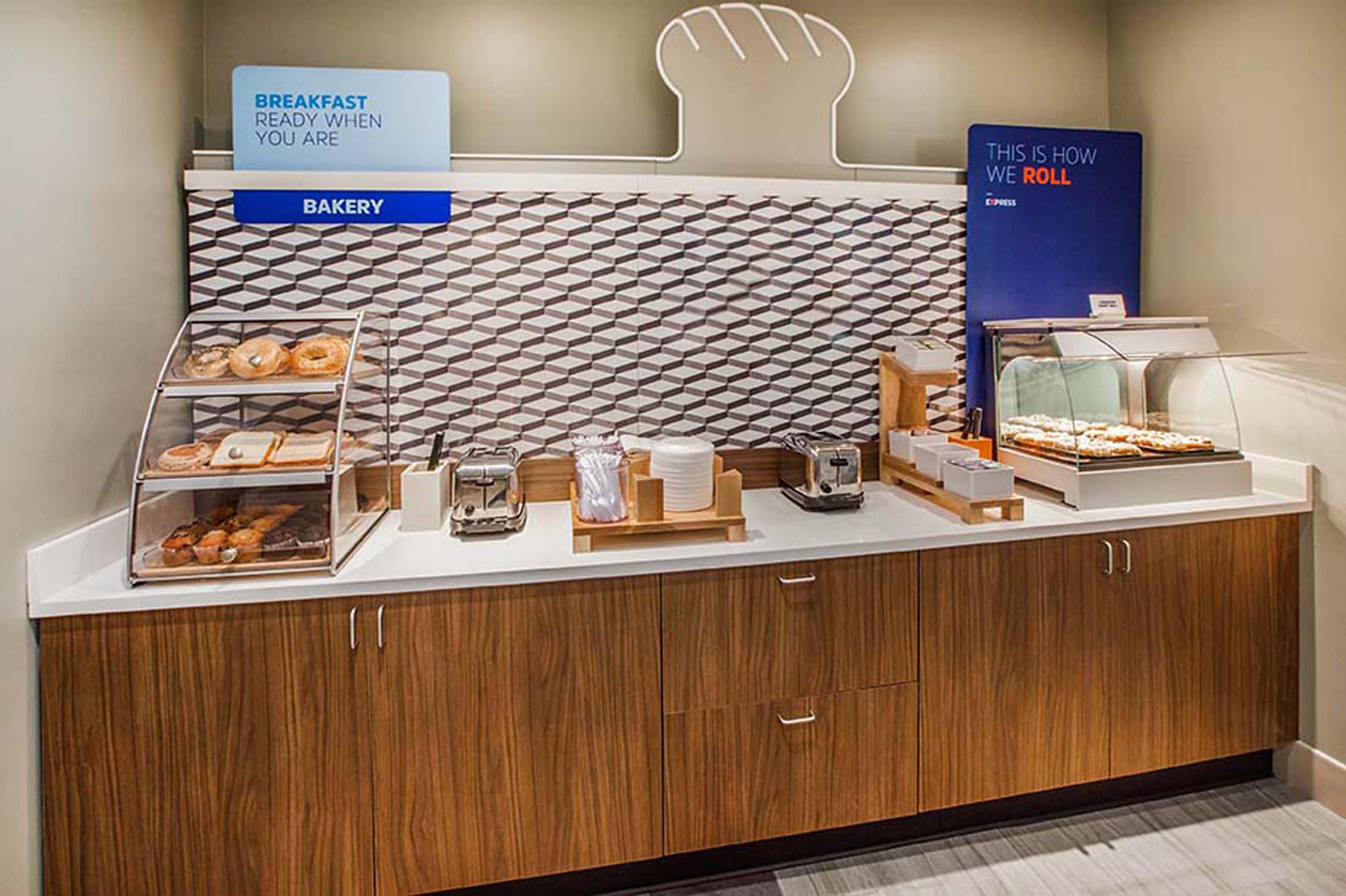 Holiday Inn Express Kansas City - At The Legends! By Ihg Bonner Springs Extérieur photo